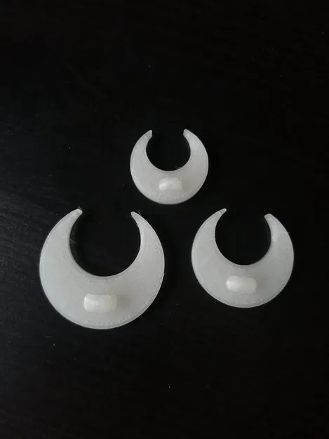 Nút áo hình mặt trăng với ba kích thước khác nhau - Image 1