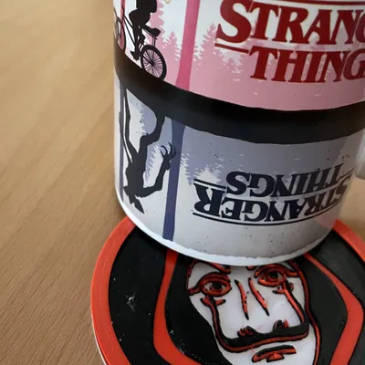 Giá đỡ cốc với logo Salvator Dalí từ La casa de papel