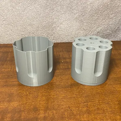 Cốc bút hình trụ quay giống súng lục