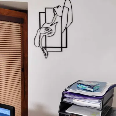 Tranh tường phụ nữ với đường cong nghệ thuật