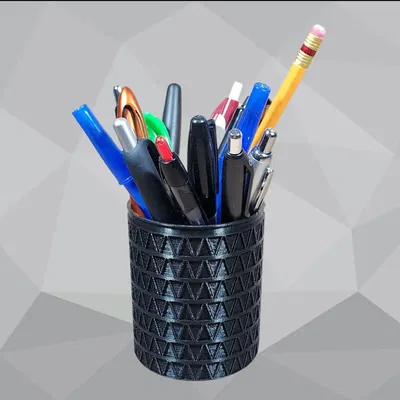 Giá đỡ bút chì hình trụ với họa tiết hình học nổi bật