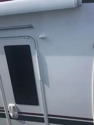 Giá đỡ cửa cho xe cắm trại - Image 1