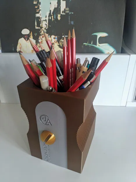 Giá đỡ bút chì hình máy gọt bút chì khổng lồ - Image 1