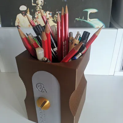 Giá đỡ bút chì hình máy gọt bút chì khổng lồ