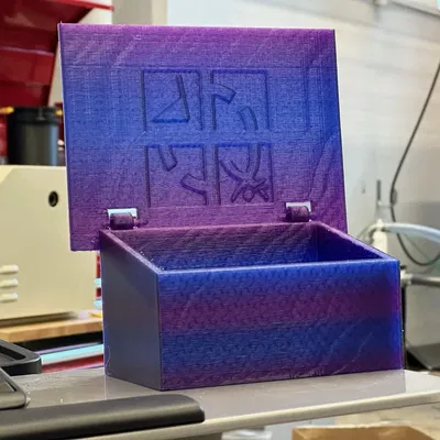 Hộp chứa geocache FireWatch với thiết kế bản lề nhỏ gọn