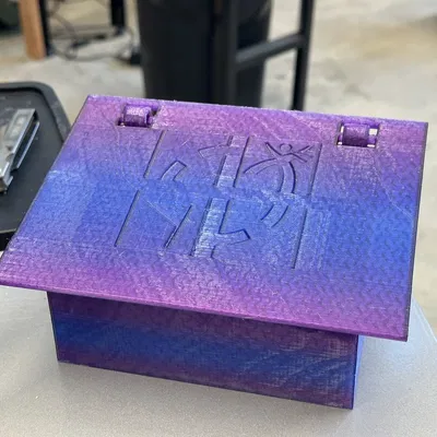 Hộp chứa geocache FireWatch với thiết kế bản lề nhỏ gọn