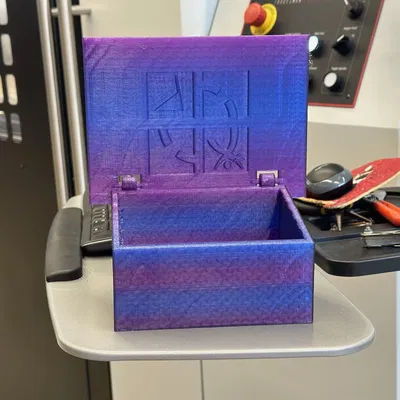 Hộp chứa geocache FireWatch với thiết kế bản lề nhỏ gọn