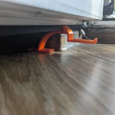 Giá đỡ cửa ban công tiện lợi và dễ sử dụng