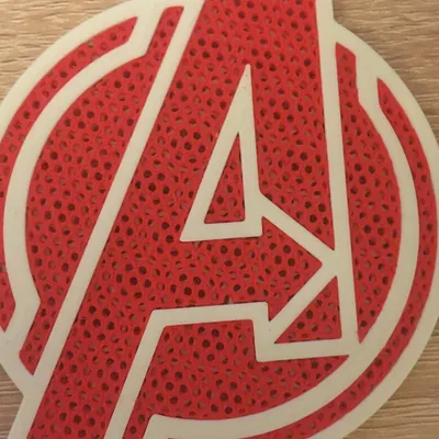 Biểu tượng Avengers với thiết kế hai màu sắc