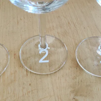 Những thẻ dán cho ly rượu trong buổi nếm rượu