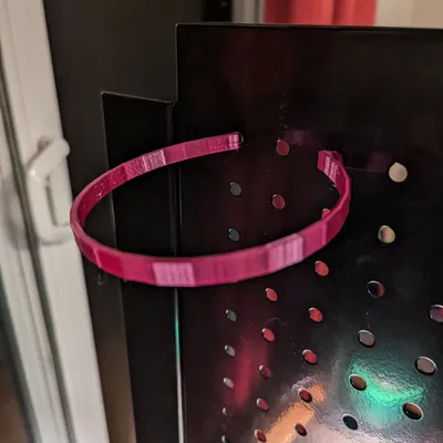 Giá treo chậu cây hình nón trên bảng đinh