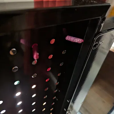 Giá treo chậu cây hình nón trên bảng đinh