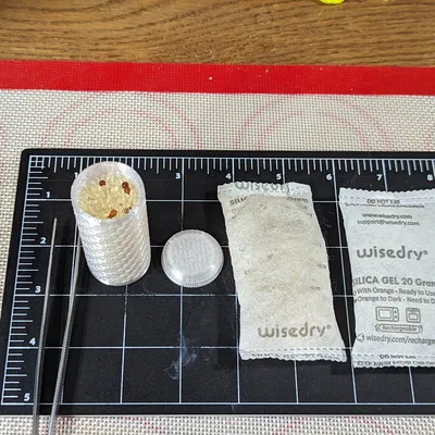 Bình chứa hút ẩm Wisedry với nắp vặn chắc chắn