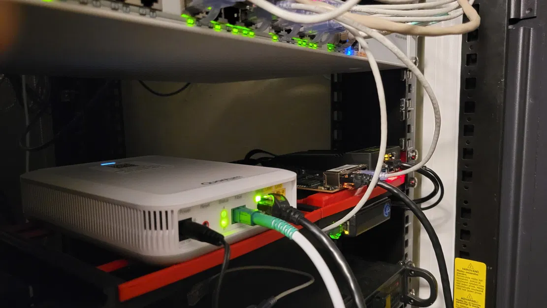 Bệ đỡ modem quang C5500XK cho ZimaBoard 1U Rack - Image 1