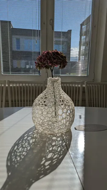 Bình hoa thiết kế từ chai Coca-Cola tái chế - Image 1