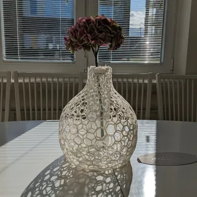 Bình hoa thiết kế từ chai Coca-Cola tái chế