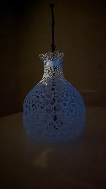 Bình hoa thiết kế từ chai Coca-Cola tái chế - Image 2