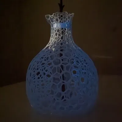 Bình hoa thiết kế từ chai Coca-Cola tái chế