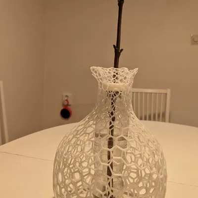 Bình hoa thiết kế từ chai Coca-Cola tái chế