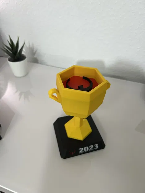 Cúp Quake Champions phong cách Low Poly - Image 1