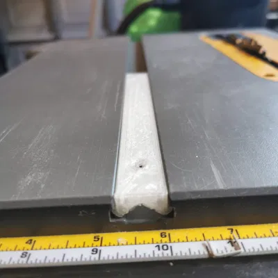 Giá đỡ T-track cho máy cưa Dewalt DWE7485