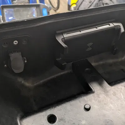 Giá đỡ ổ cắm điện DIN cho topcase BMW