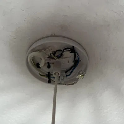 Hộp đèn trần dễ dàng với giá đỡ chốt và dây zip