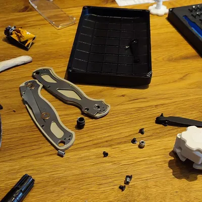 Lanyator: Công cụ tháo lưỡi dao Spyderco Paramilitary 2 & 3