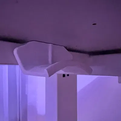 Giá đỡ tai nghe kẹp giữa bàn và khung bàn