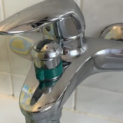 Giá đỡ vòi sen cho bộ tắm kết hợp tiện lợi