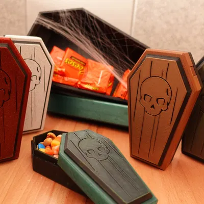 Hòm chứa kẹo Halloween với cơ chế khóa xoay ẩn