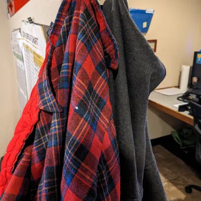 Giá treo áo gọn nhẹ với 2 móc treo cho văn phòng