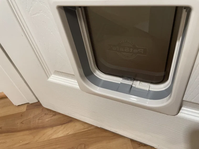 Cầu nối cho cửa mèo PetSafe giữa các phần cửa - Image 1