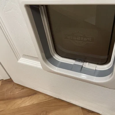 Cầu nối cho cửa mèo PetSafe giữa các phần cửa