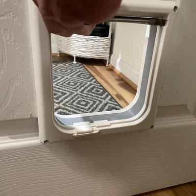 Cầu nối cho cửa mèo PetSafe giữa các phần cửa