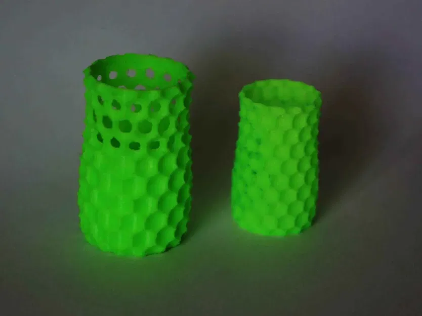 Bình hoa hình cầu với họa tiết sọc xoay - Image 1