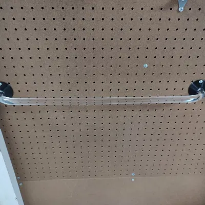 Giá đỡ thanh khăn LEXAN gắn trên bảng lỗ