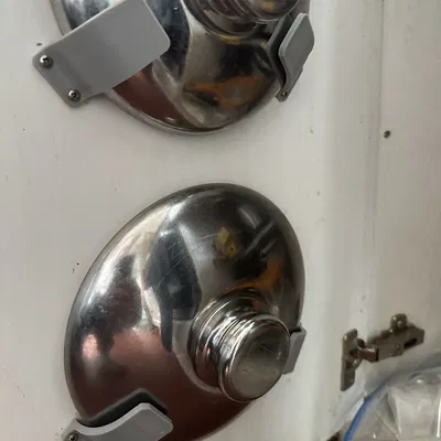 Giá đỡ nắp chảo treo trong tủ bếp