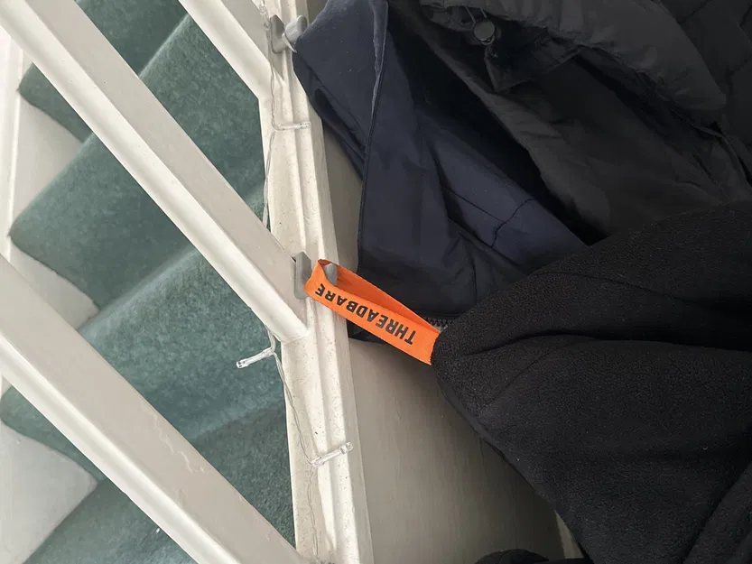 Móc treo áo khoác cho lan can cầu thang - Image 1