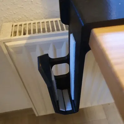 Giá treo laptop bên cạnh bàn làm việc