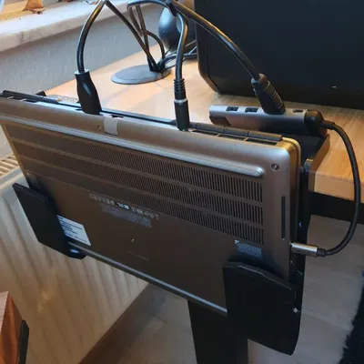 Giá treo laptop bên cạnh bàn làm việc