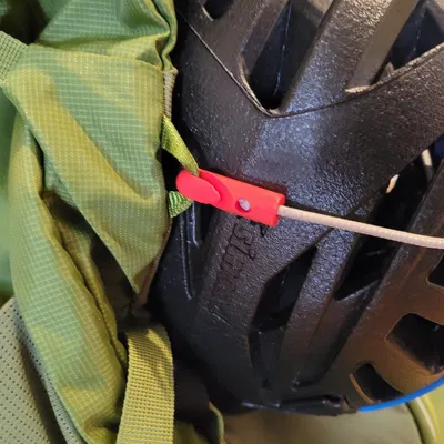 Giá đỡ mũ bảo hiểm cho ba lô