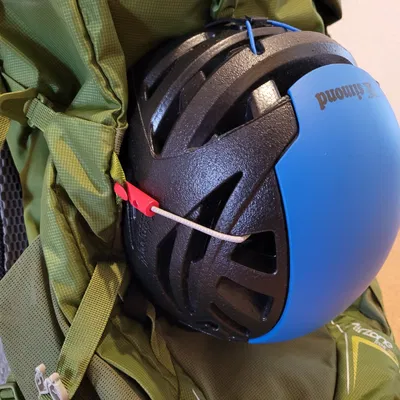 Giá đỡ mũ bảo hiểm cho ba lô