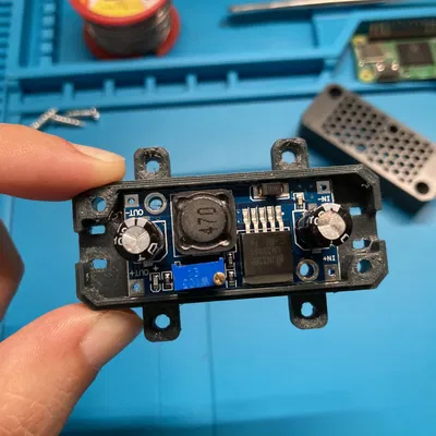 Vỏ bộ chuyển đổi buck LM2596 với chân lắp đặt