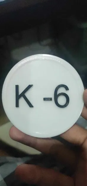 Huy hiệu Oppenheimer K-6 trong bộ phim Oppenheimer - Image 2