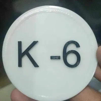 Huy hiệu Oppenheimer K-6 trong bộ phim Oppenheimer