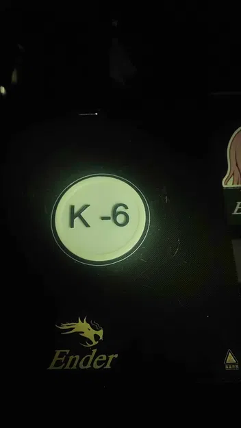 Huy hiệu Oppenheimer K-6 trong bộ phim Oppenheimer - Image 3