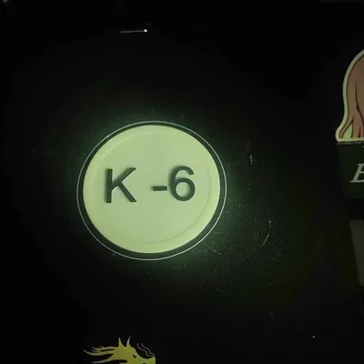 Huy hiệu Oppenheimer K-6 trong bộ phim Oppenheimer