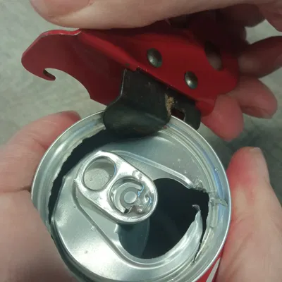 Giá đỡ bút làm từ lon nước uống