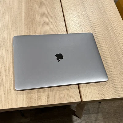 Bảo vệ cổng USB-C cho Macbook Pro khỏi bụi bẩn